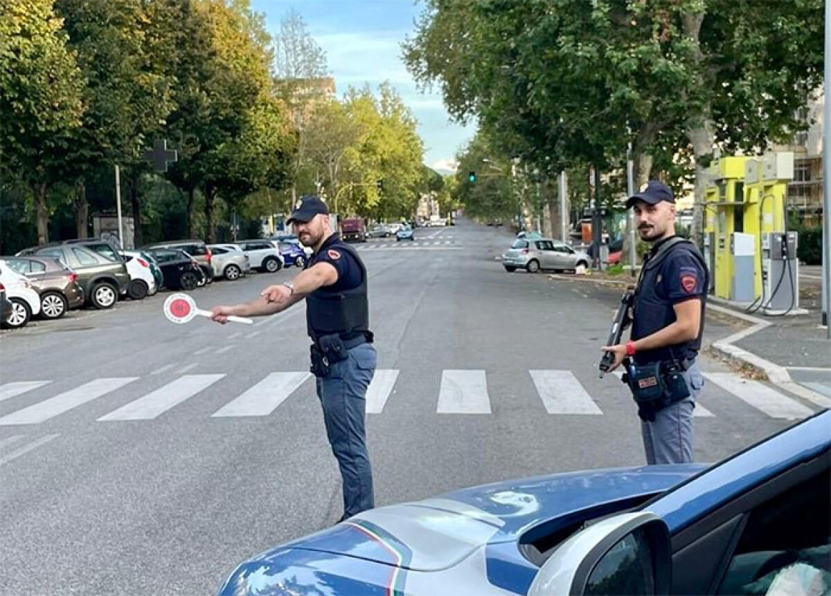 Palpeggia una giovane in strada, poi aggredisce gli agenti di Polizia. - 