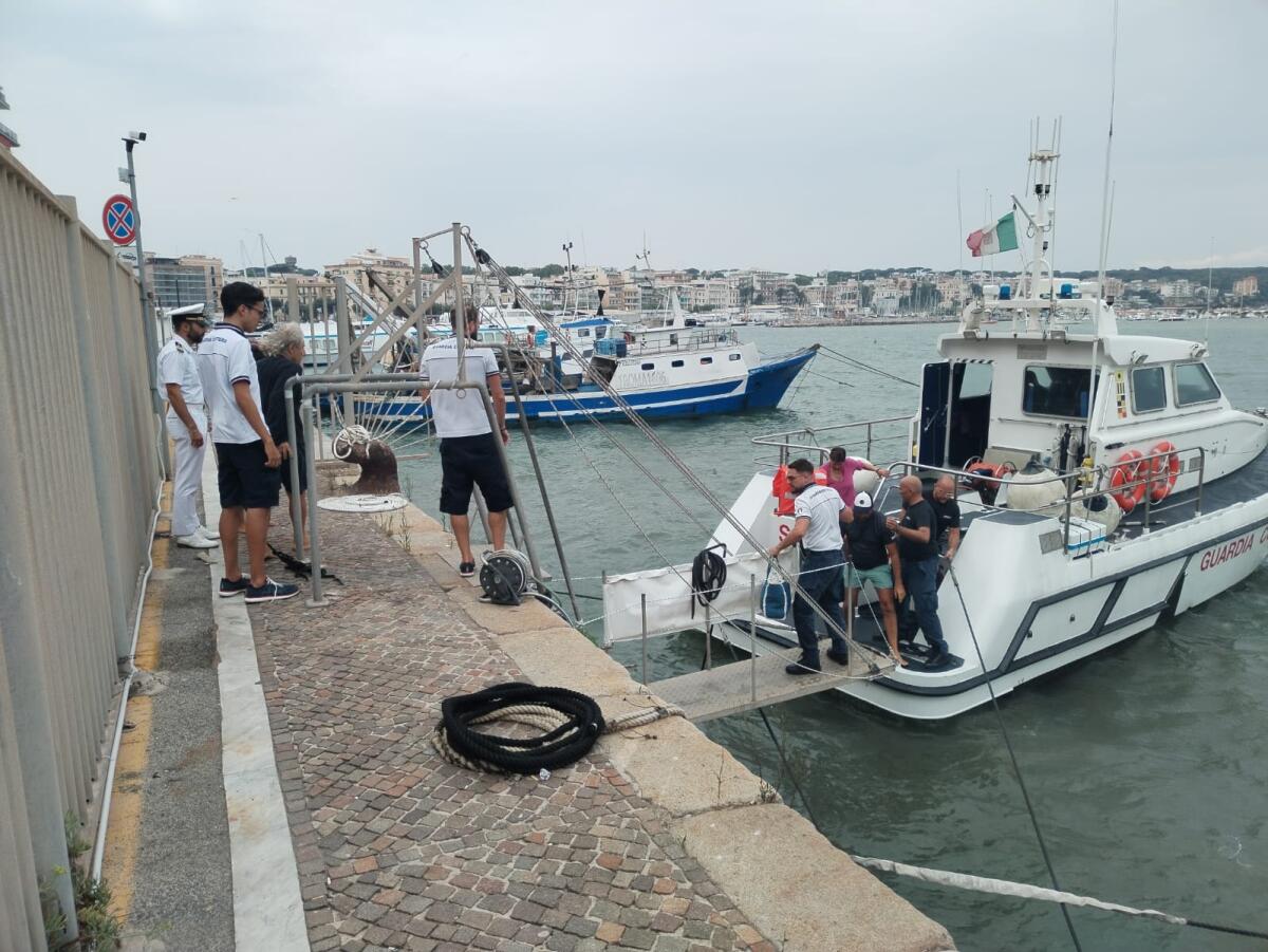 Barca contro gli scogli nelle acque antistanti Torre Astura. A bordo 6 persone, tra cui un bambino. - 