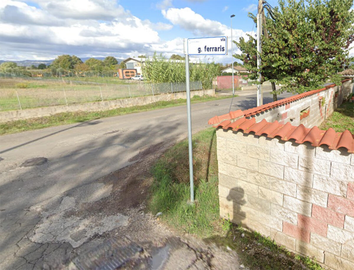 Aprilia - Giovane in scooter cade a causa di una buca, i residenti: "Via Isole e via Ferraris troppo pericolose" Foto - 