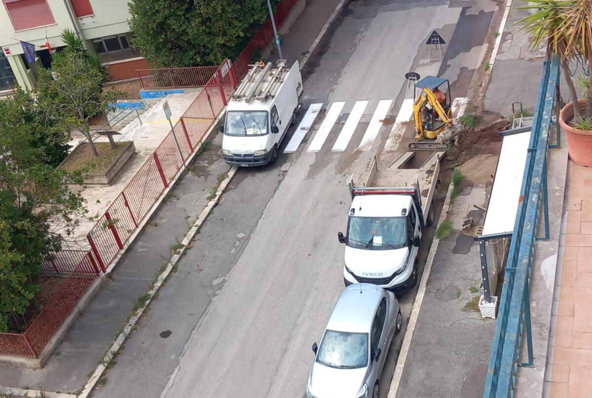 Aprilia, perdita d'acqua in Via 4 Novembre: buca pericolosa. Riparata ancora dopo 23 giorni - 