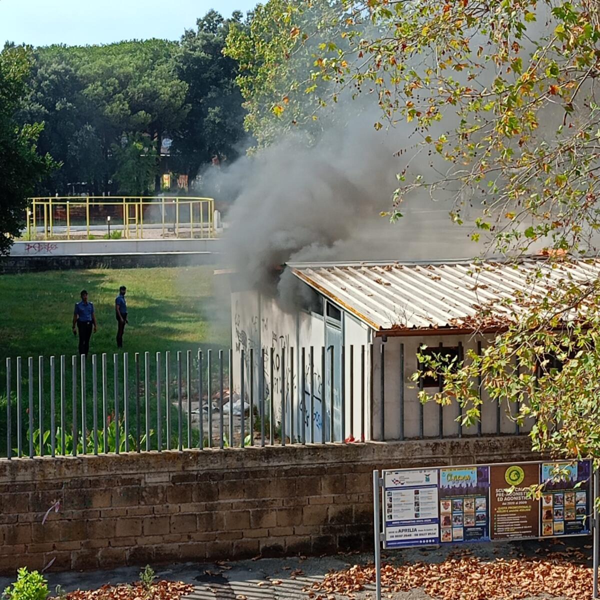 Aprilia, in fiamme “El Mitico” chiosco-bar di via dei Mille. Era stato confiscato - 