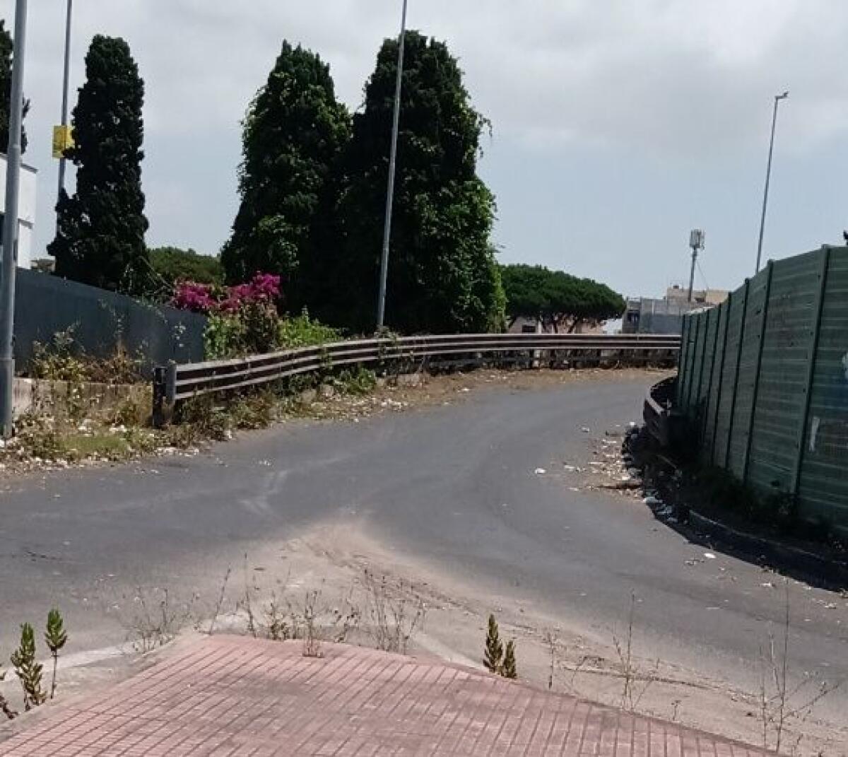 Cavalcavia di Lavinio chiuso al traffico per lo sfalcio del verde. - 