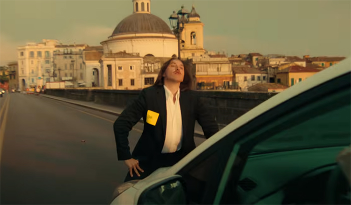 Tommy Cash sul ponte di Ariccia