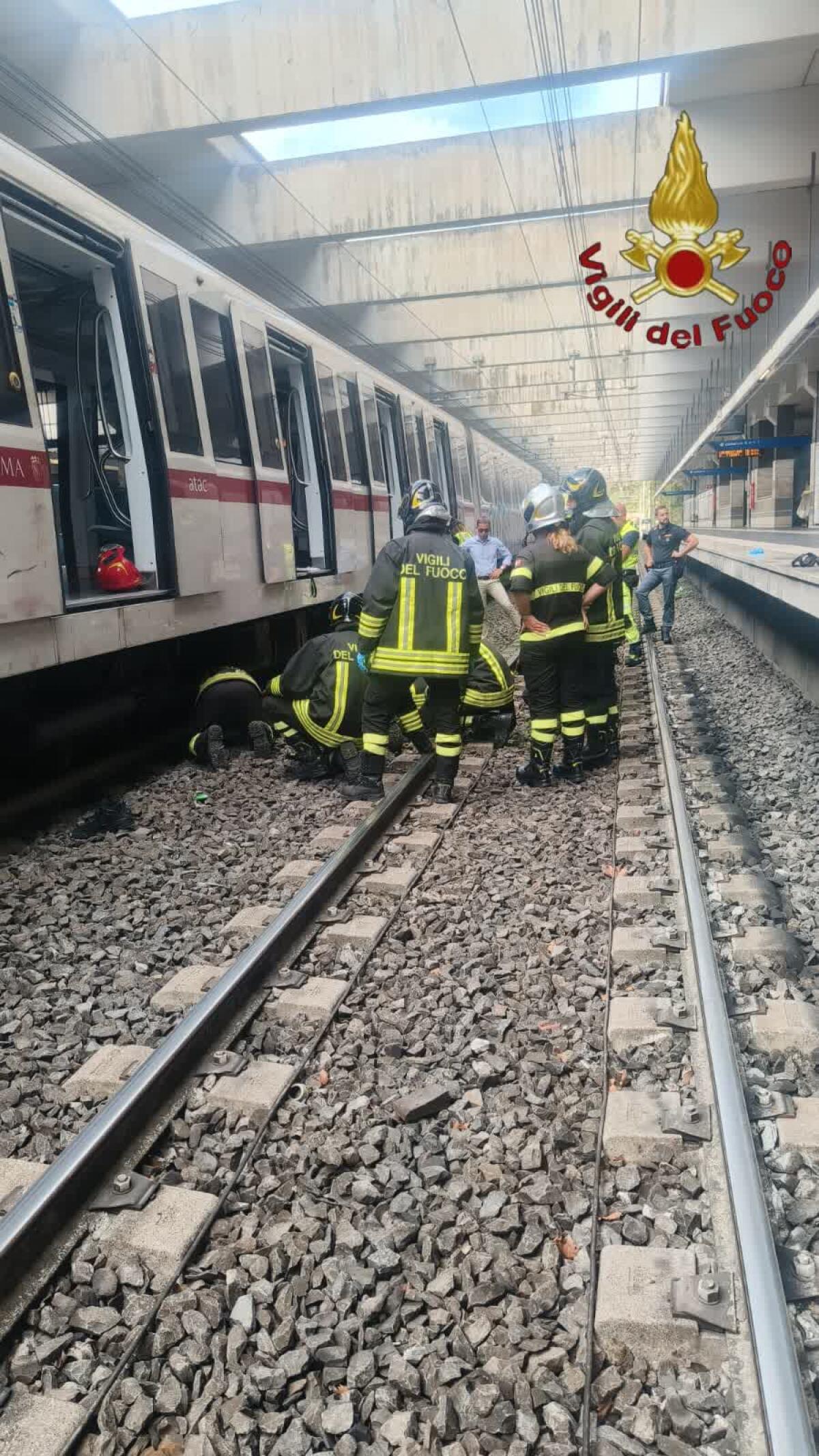 Soccorso sulla Linea B della Metro: intervengono i Vigili del Fuoco con il carro sollevamenti - 