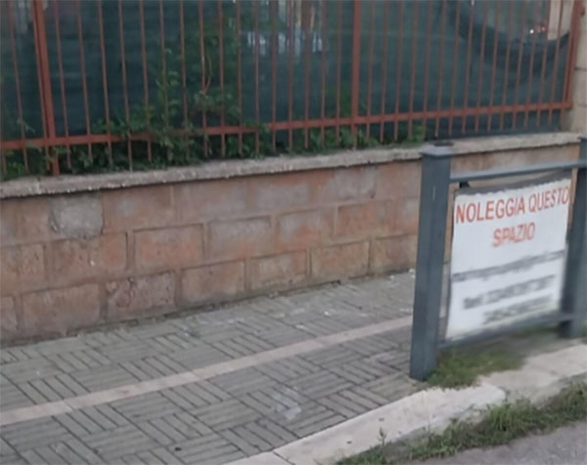 Aprilia, rimossi i sacchi di rifiuti abbandonati in via Meucci. Ora si cerca il responsabile. - 