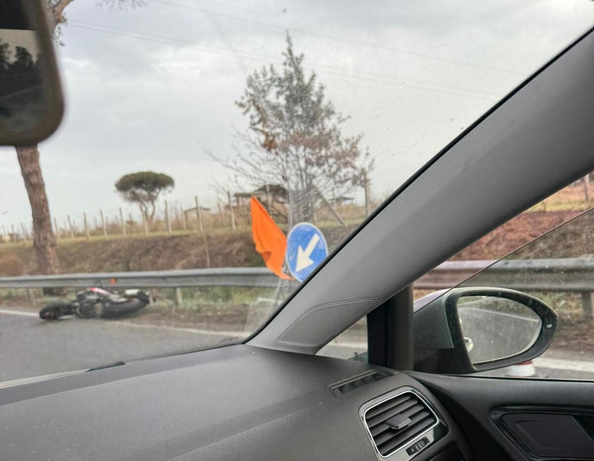 Incidente sulla via Pontina, a Pomezia. Coinvolto un motociclista. - 