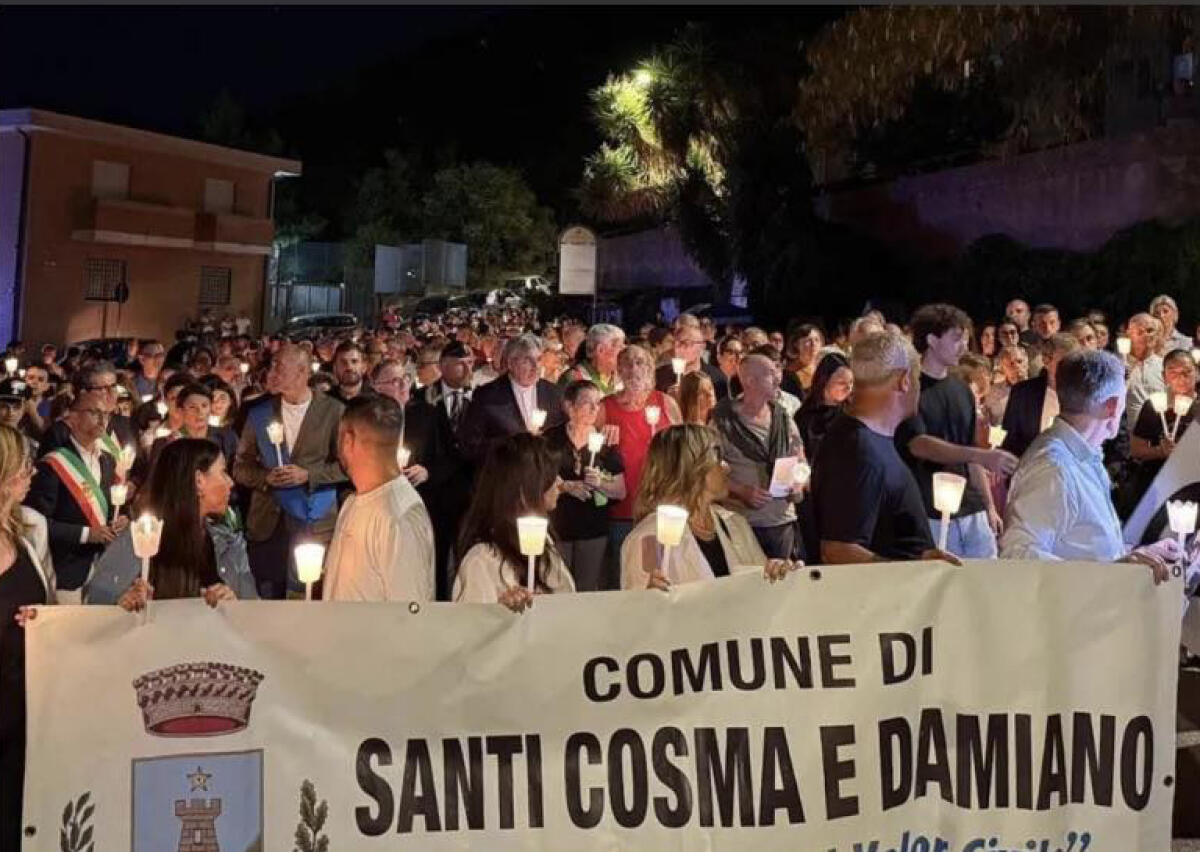 In tanti alla fiaccolata a Santi Cosma e Damiano per ricordare Paolo - 
