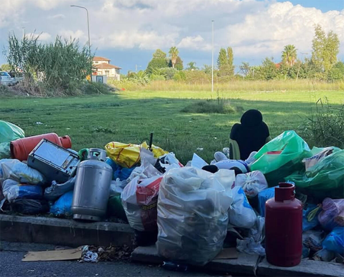 Via Londra ad Aprilia ridotta ad una discarica. Due anni di continue denunce, ma la situazione è ancora drammatica. - 