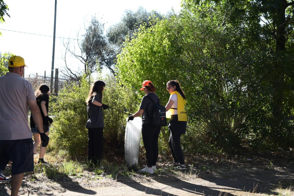 “Puliamo il mondo”: 40 sacchi di rifiuti raccolti a Cisterna, su iniziativa della parrocchia di San Valentino. - 