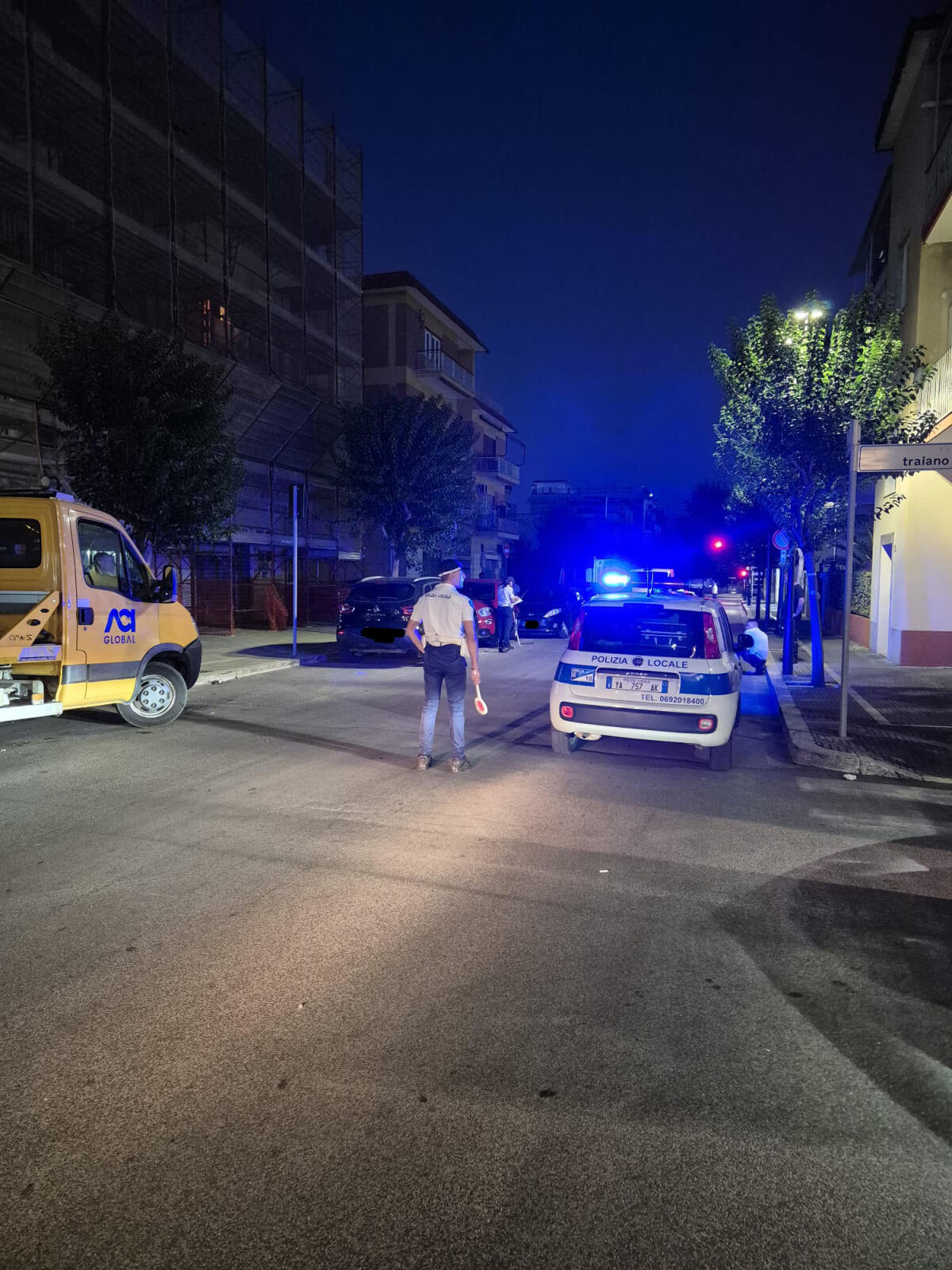 Aprilia - Carambola tra due auto, danneggiata anche una terza parcheggiata - 