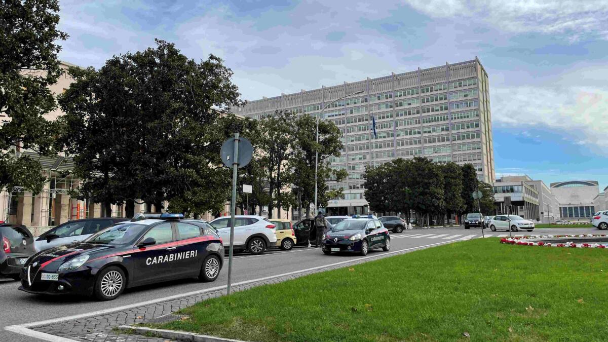 ALLA GUIDA DI UNA CAR SHARING RUBATA CON ANCORA COLLEGATA UNA CENTRALINA MODIFICATA - denunciati tre minorenni e un 23enne di Pomezia - 