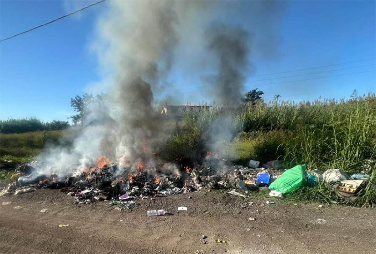 Degrado e rifiuti in fiamme nella zona di via Bacchiglione, a Campo di Carne. I residenti: “l’aria è irrespirabile”. - 