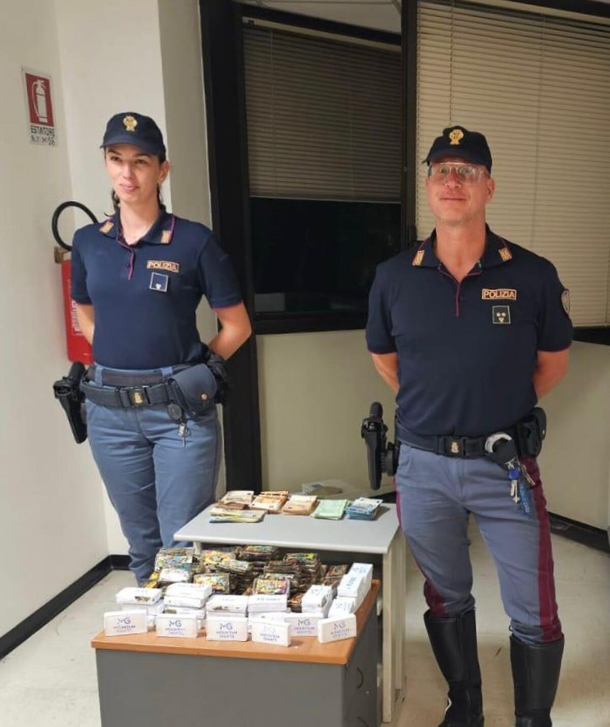 DROGA SOTTO GHIACCIO E 20mila euro nel bracciolo - 