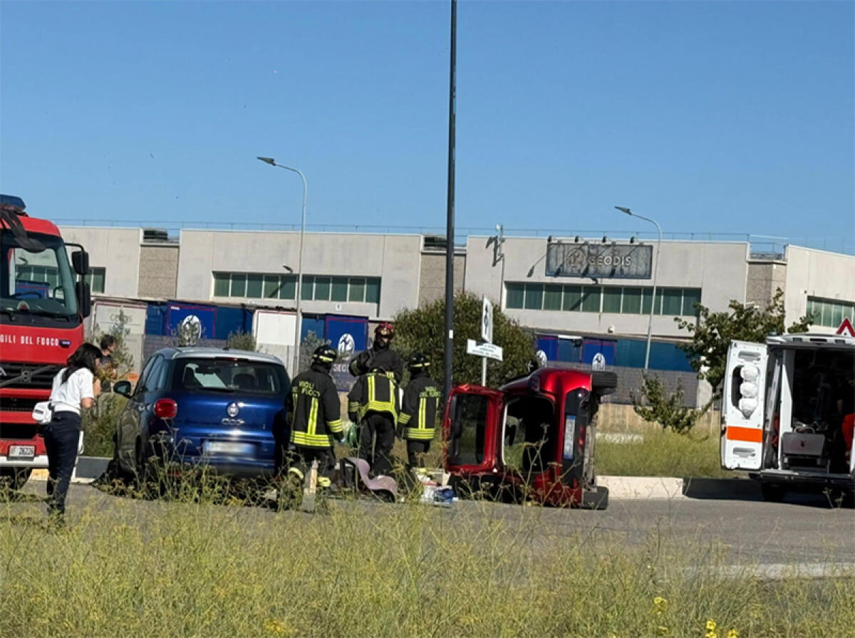 Incidente lungo Viale Europa Ad Aprilia, uno dei mezzi coinvolti si ribalta in strada. Le immagini. - 
