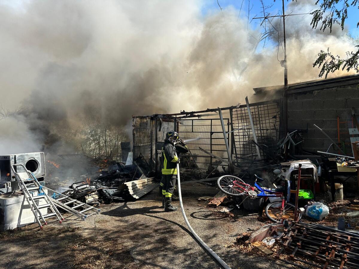I Carabinieri intervengono per un incendio e salvano un uomo - 