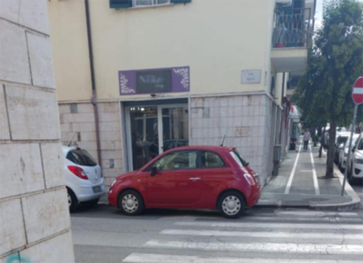 Aprilia, scivoli per disabili occupati puntualmente dalle auto. Le rimostranze di un cittadino. - 