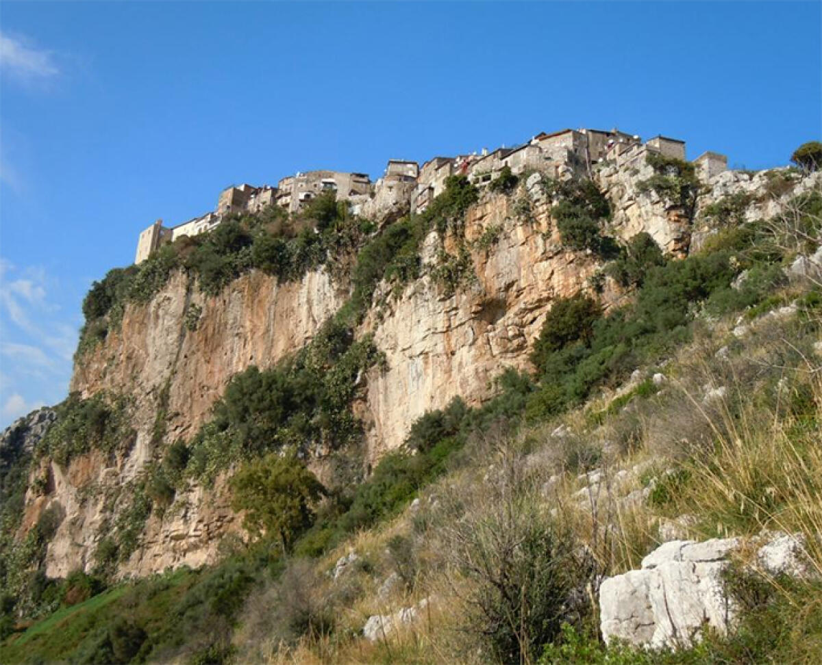 Festa in un locale notturno a Norma con quasi il triplo delle persone autorizzate. Blitz della Polizia. - 