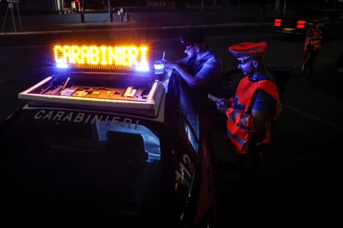 Aprilia, senza patente provoca un incidente in via dei Rutuli, poi si dà alla fuga. Inseguito, aggredisce i Carabinieri. - 