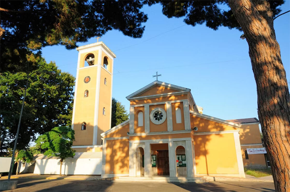 Latina, in mille per l’ultimo saluto alla 16enne studentessa del "Majorana". - 