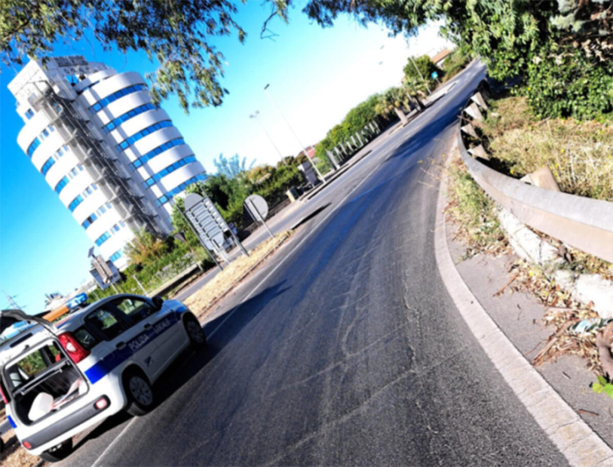 Aprilia, un ingente perdita di olio in strada provoca un incidente. Riaperti gli accessi e le uscite per via del Commercio. - 