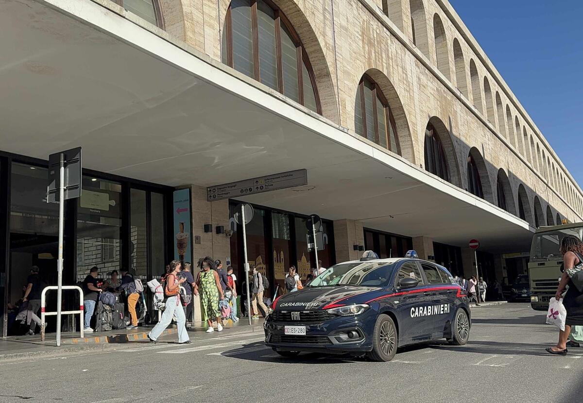 Illegalità e degrado, nuovi controlli dei Carabinieri alla Stazione Termini di Roma. - 