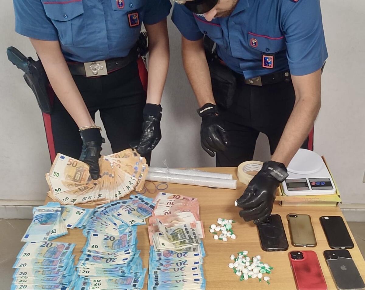 Nettuno, busta di cocaina occultata nel soffitto di un androne. Due arresti e 8mila euro sotto sequestro. - 