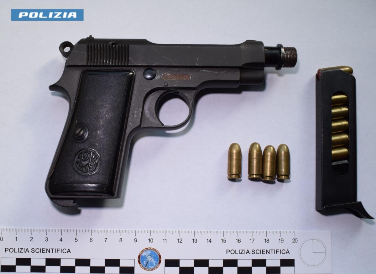 Sotto al cuscino un’arma clandestina con la matricola abrasa. 43enne di Cisterna in manette. - 