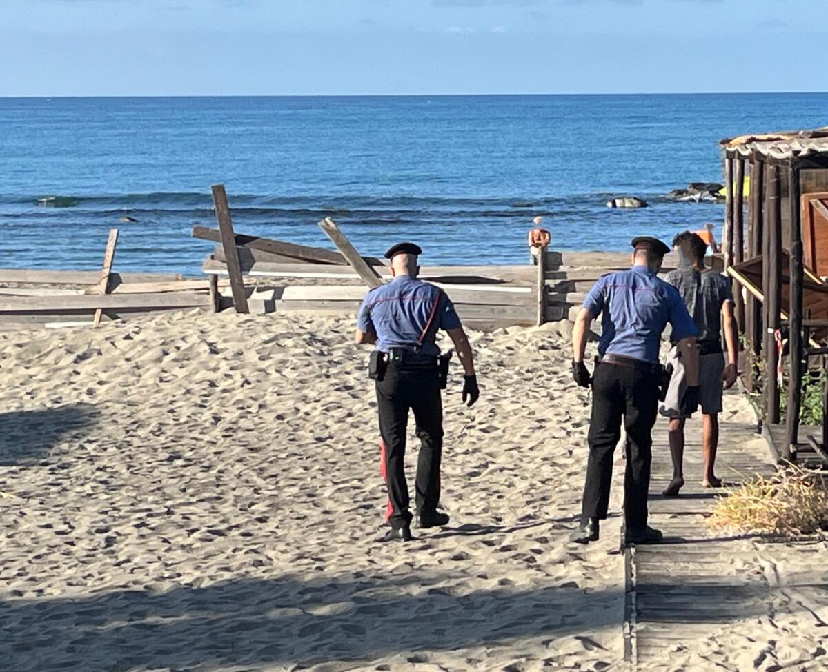 Ai domiciliari, col braccialetto elettronico, sorpreso in spiaggia. 29enne in manette a Tor San Lorenzo. - 