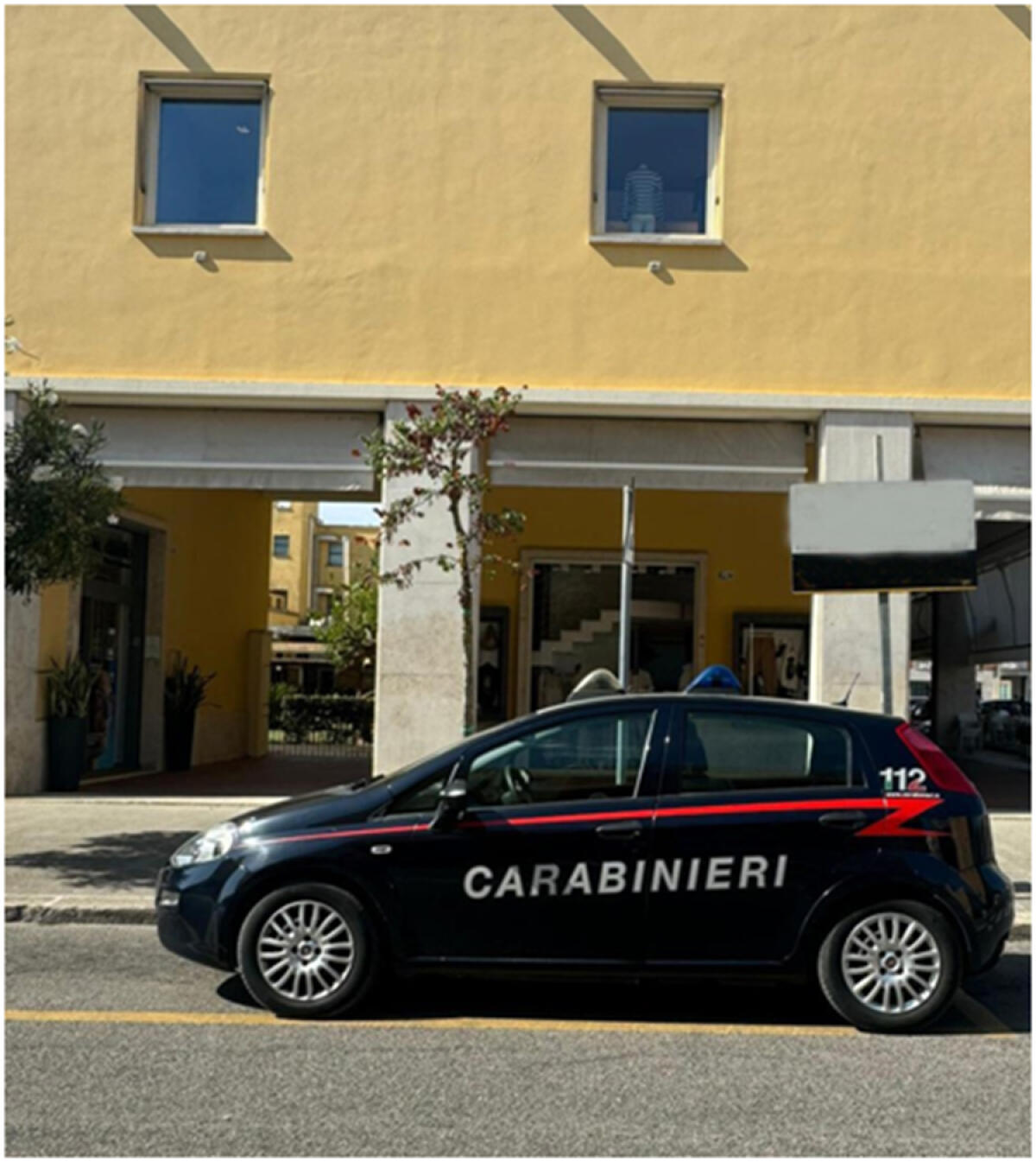 Ubriaco alla guida, tampona due ragazzi in bici - 