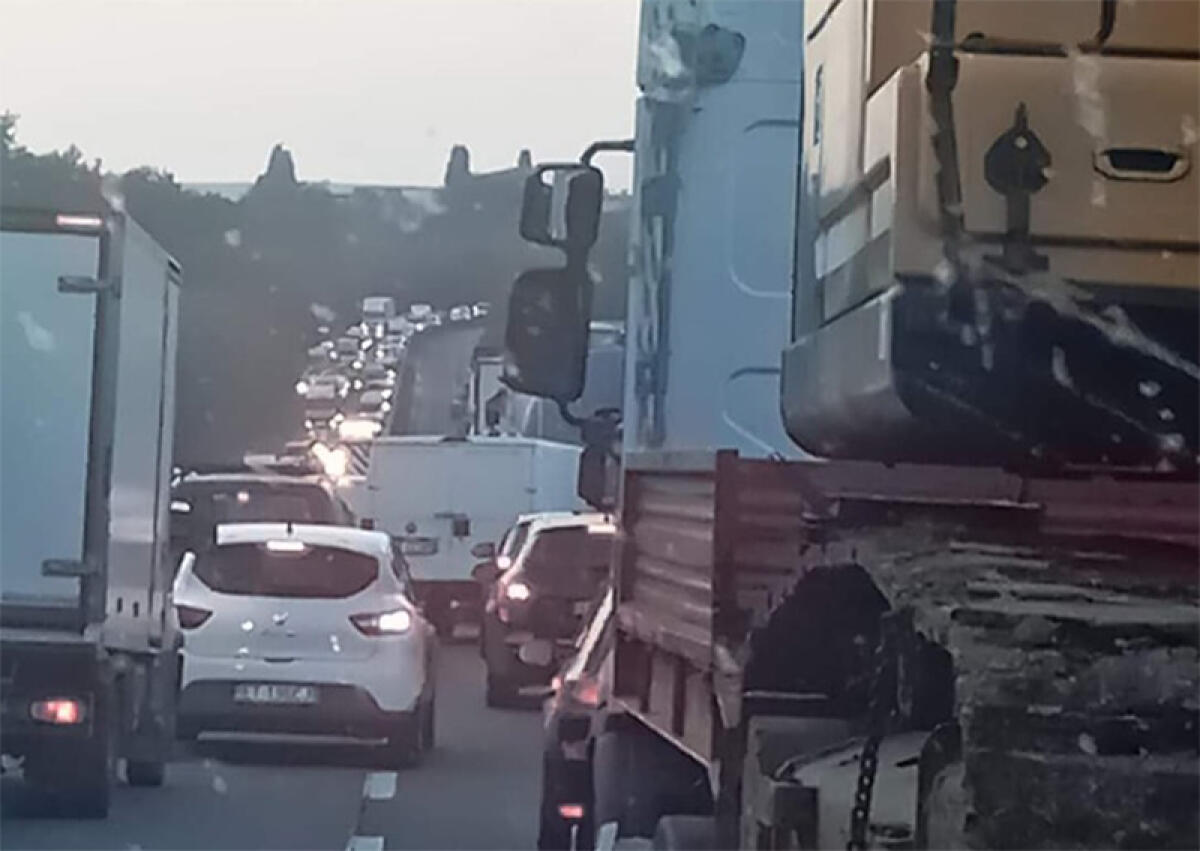 Pontina, auto ferma a bordo strada e il traffico soffre - 