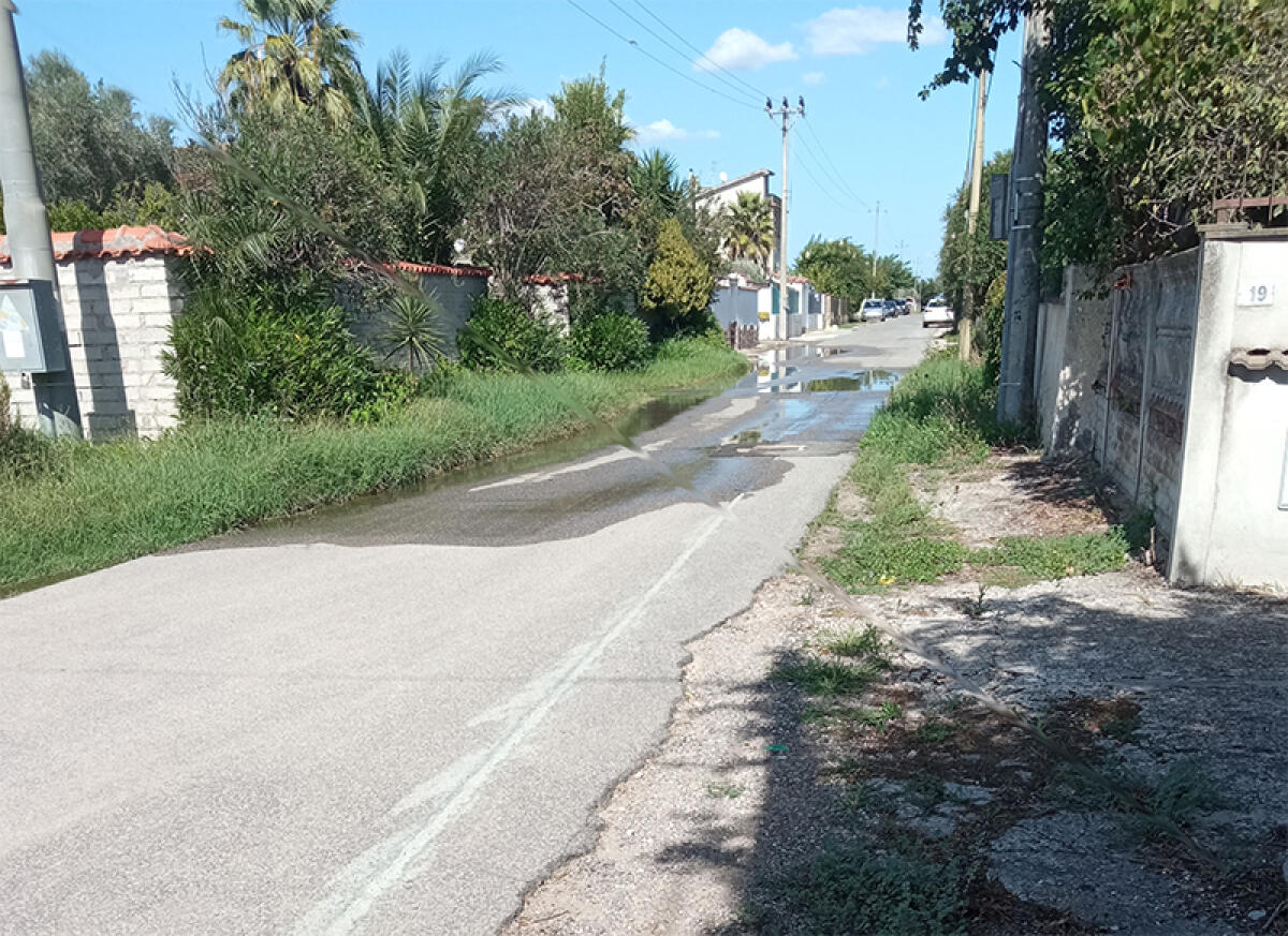 Aprilia, acque reflue in strada in via Teppia da mesi. Inascoltate le segnalazioni dei residenti. - 