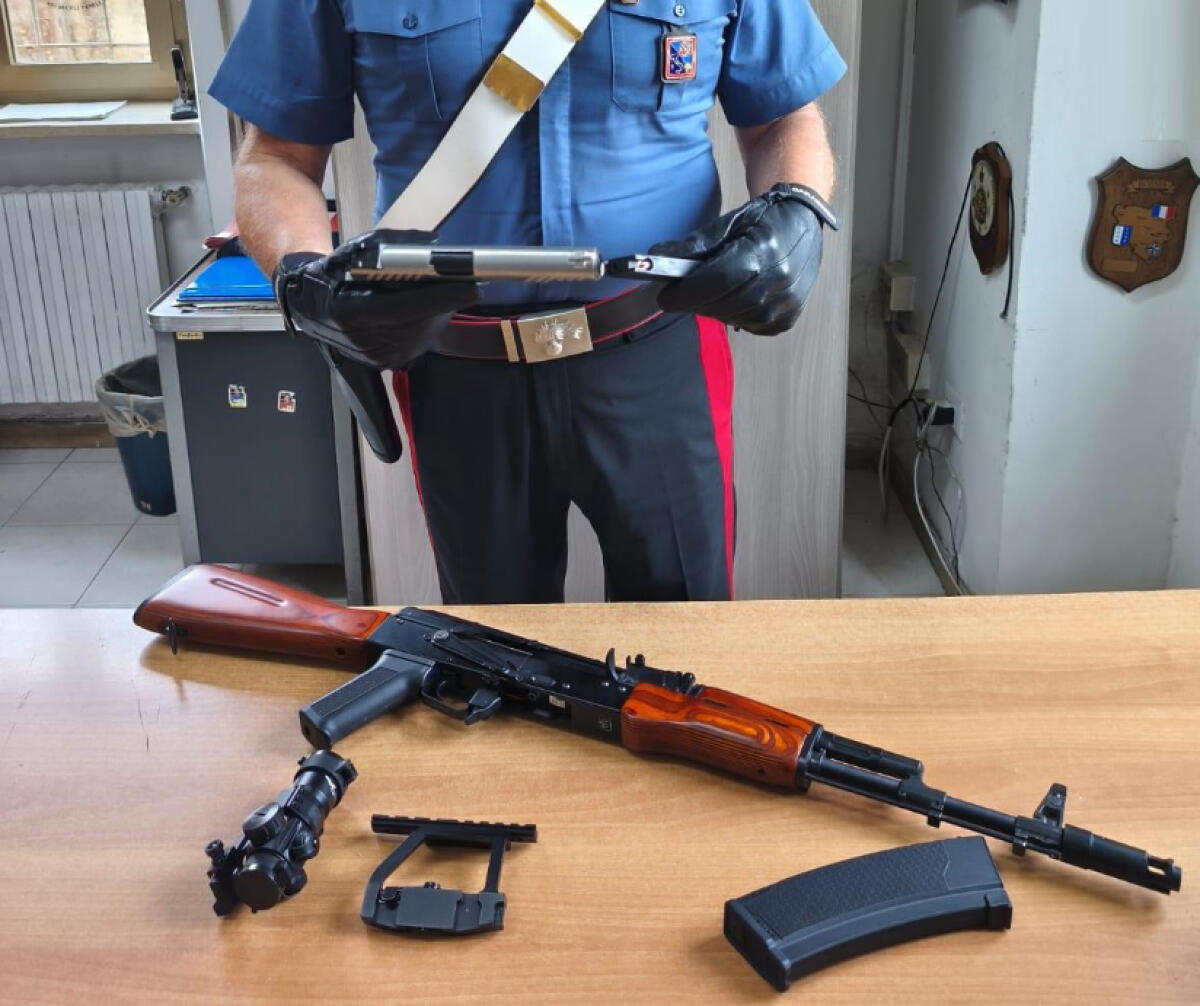 Kalašnikov nell'auto, denunciato 25enne - 