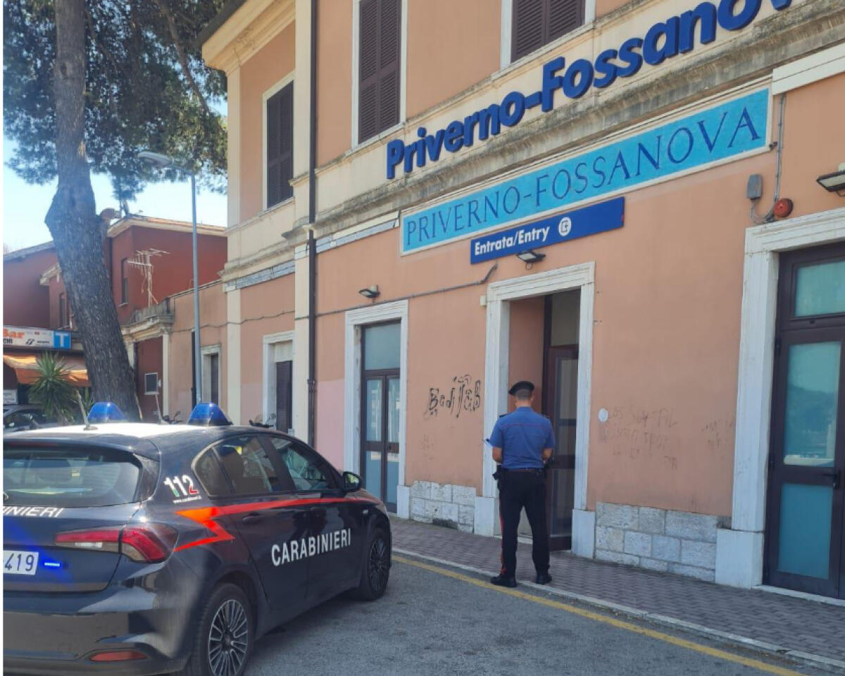 Lancia una bottiglia contro un bus a Priverno, danni al finestrino e stop al servizio: 36enne denunciato - 