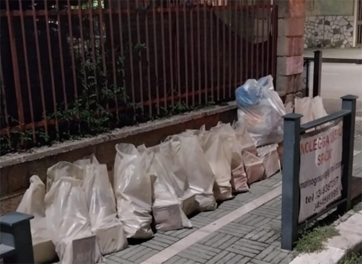 Aprilia, sacchi pieni di scarti di edilizia abbandonati sul marciapiedi, in via Meucci. La denuncia. - 
