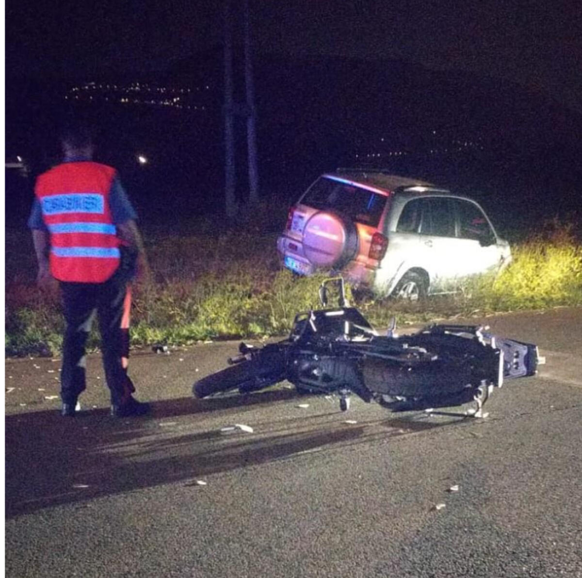 Passa con il rosso e travolge una moto, 58enne denunciato - 