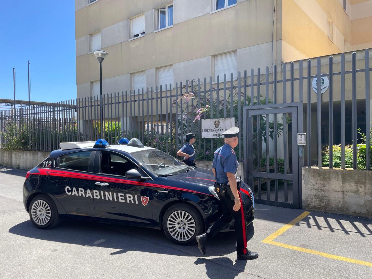 Evade dai domiciliari e minaccia il vicino di casa con una pistola. 64enne di Ardea arrestato dai Carabinieri. - 