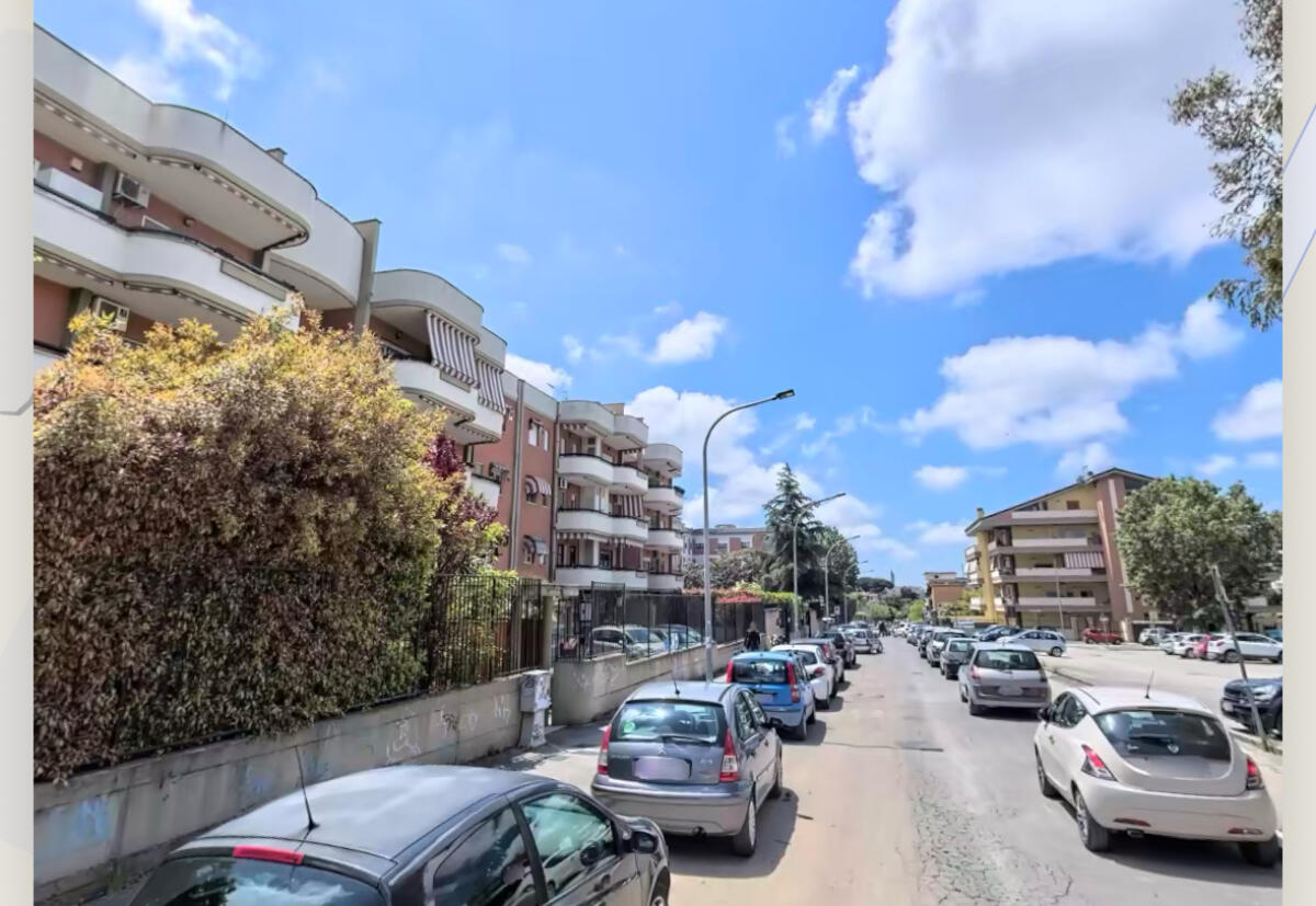 Aprilia - Traffico bloccato di nuovo su via delle Palme in orario di punta: si vieti il parcheggio ambo i lati - 