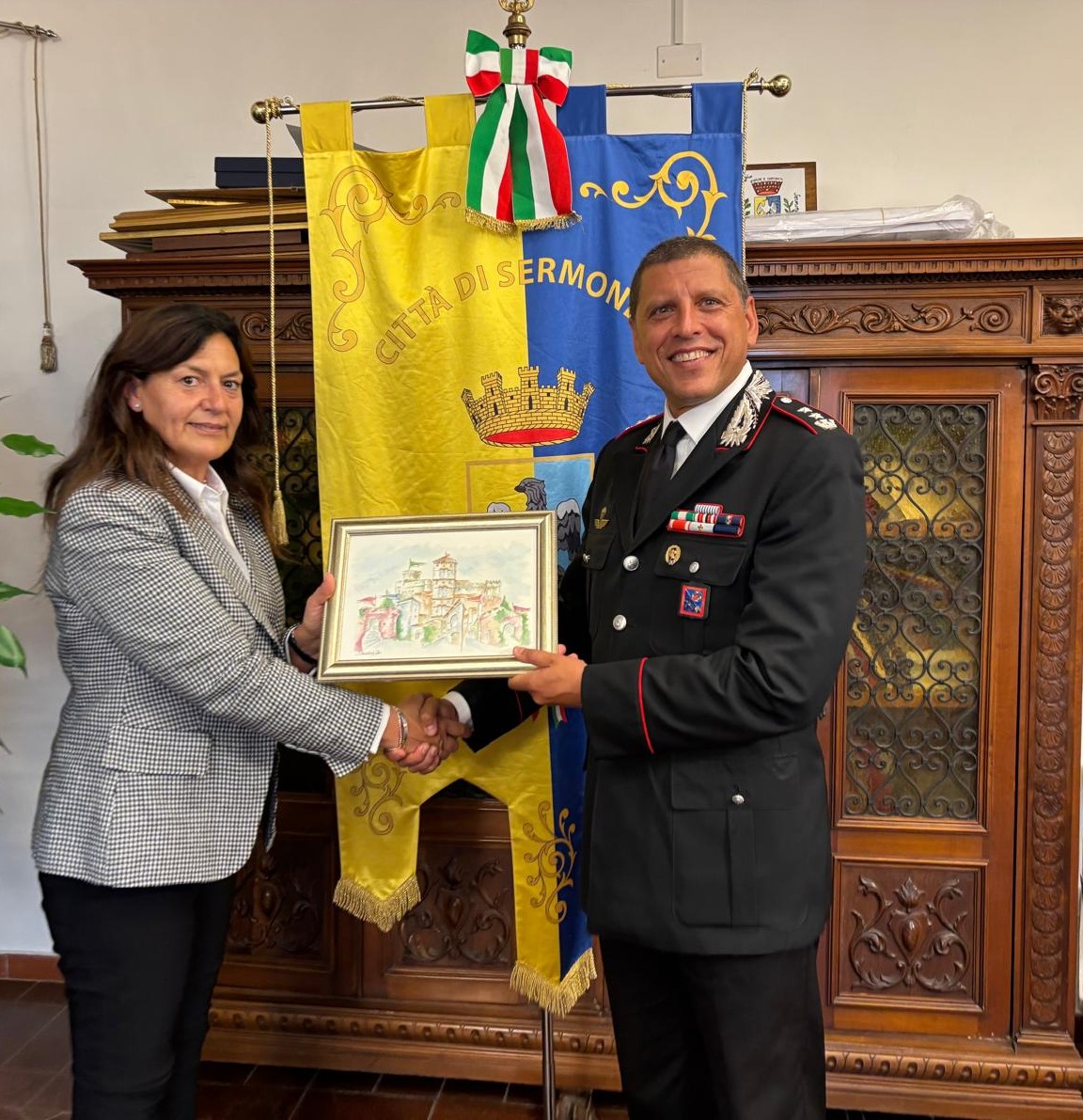 la Sindaca di Sermoneta, Giuseppina Giovannoli, assieme al Colonnello Guida