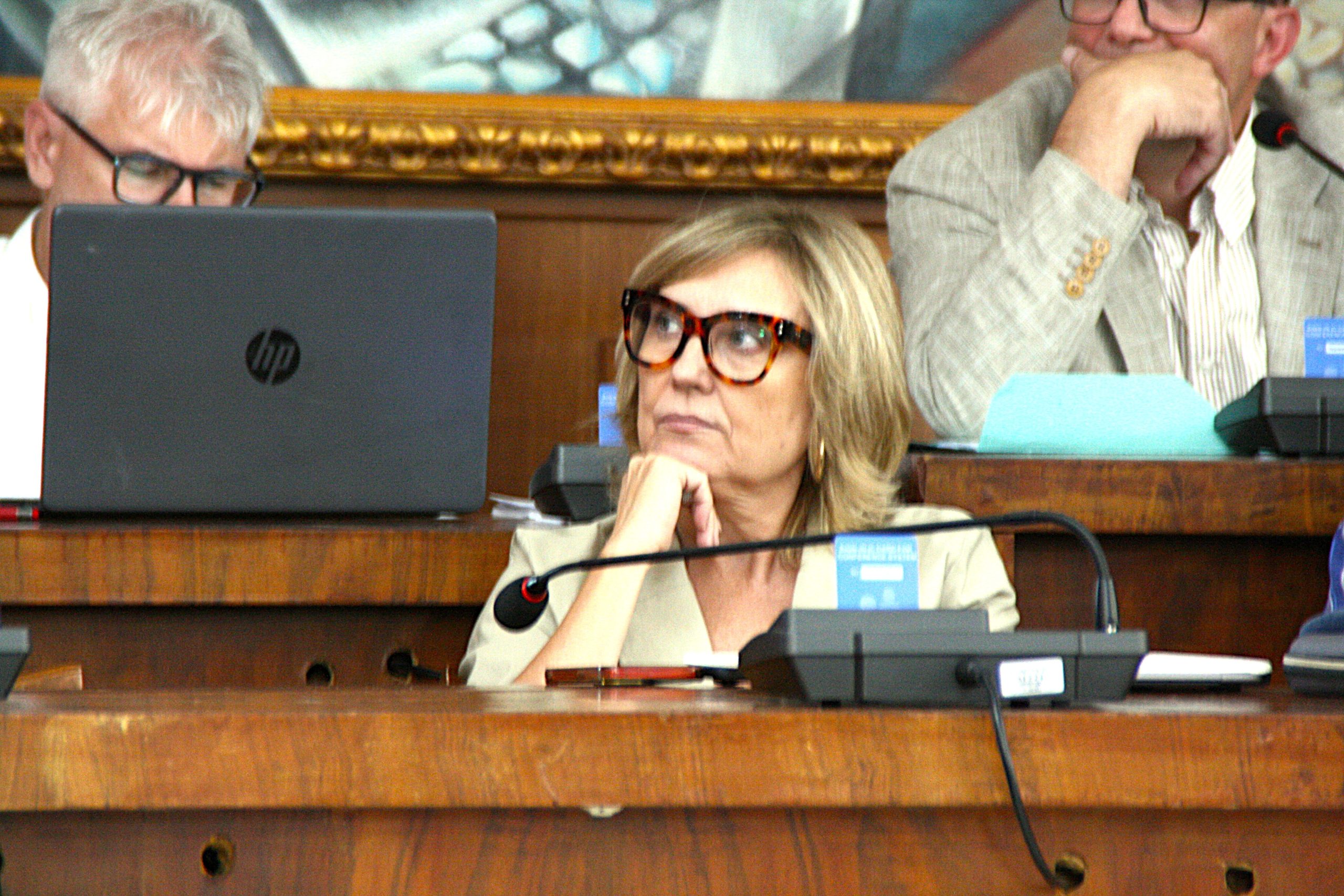 l'Assessore Lola Fernandez
