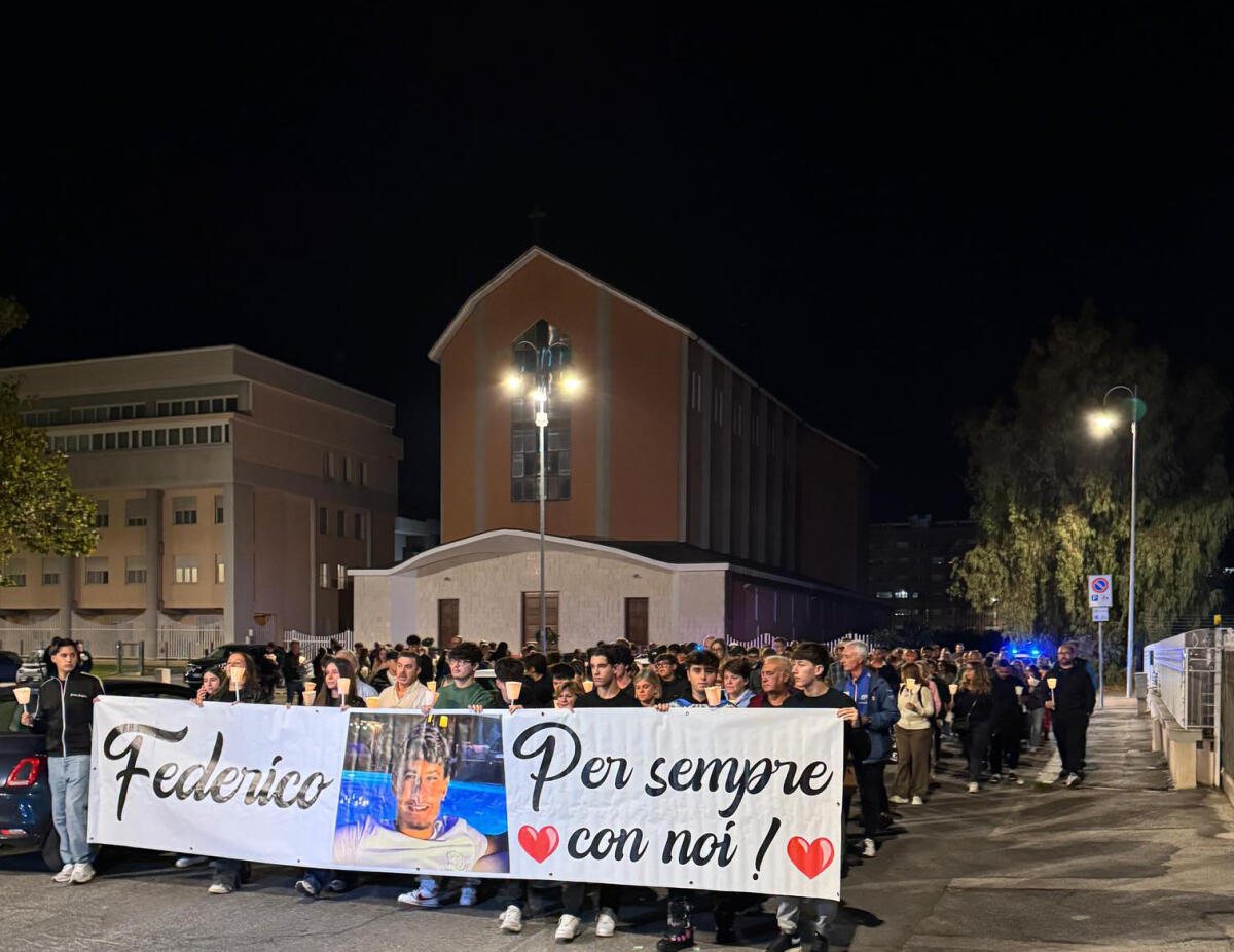 In tantissimi a Latina per la fiaccolata in ricordo di Federico Salvagni - 