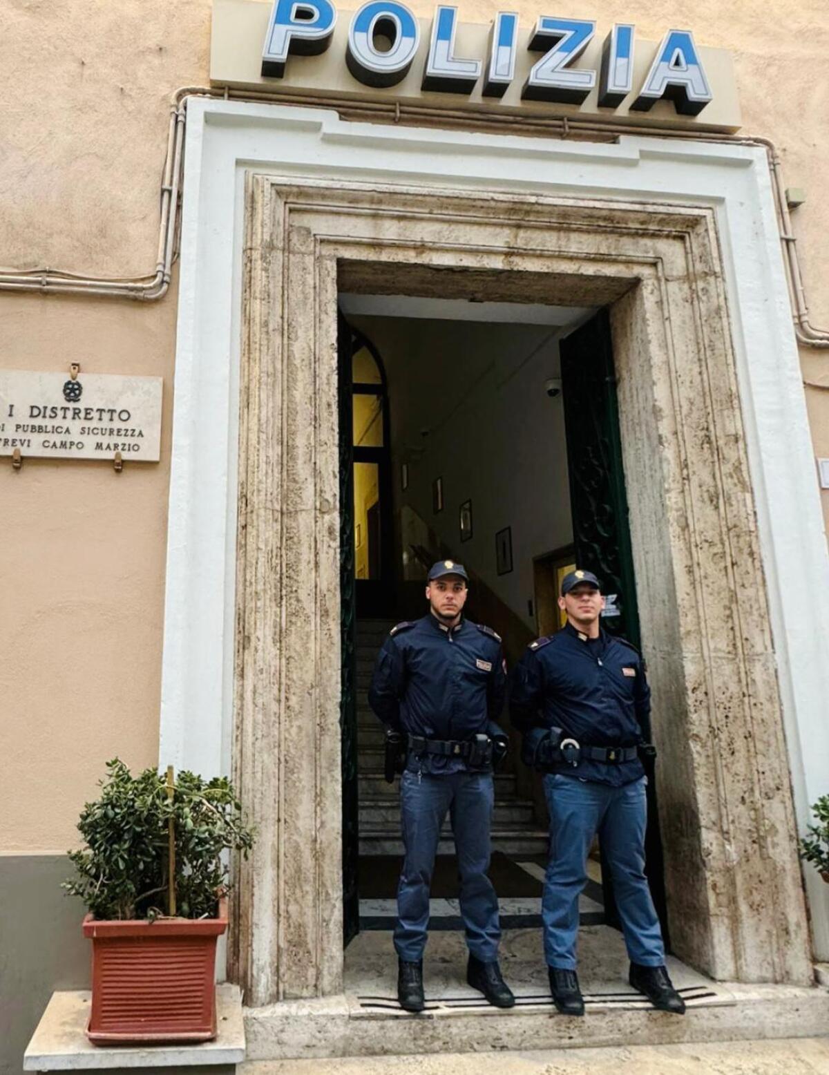 Notte di paura sospeso sul ponte: due agenti di Polizia salvano un giovane e fermano una tragedia. - 