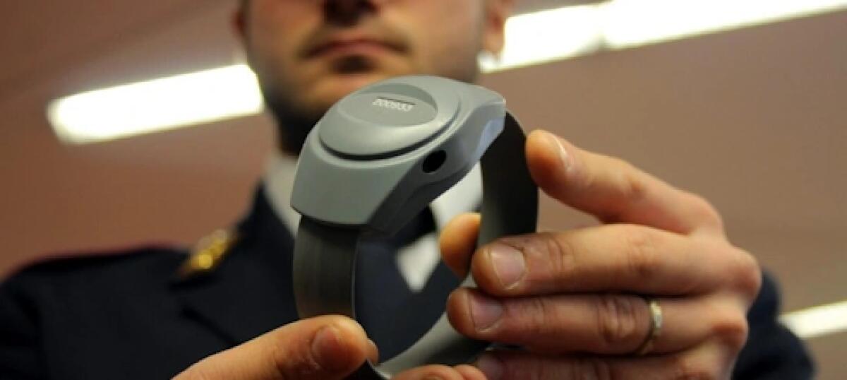 Suona il braccialetto elettronico, si erano avvicinati alle loro vittime: due arresti ad Aprilia e Cisterna. - 