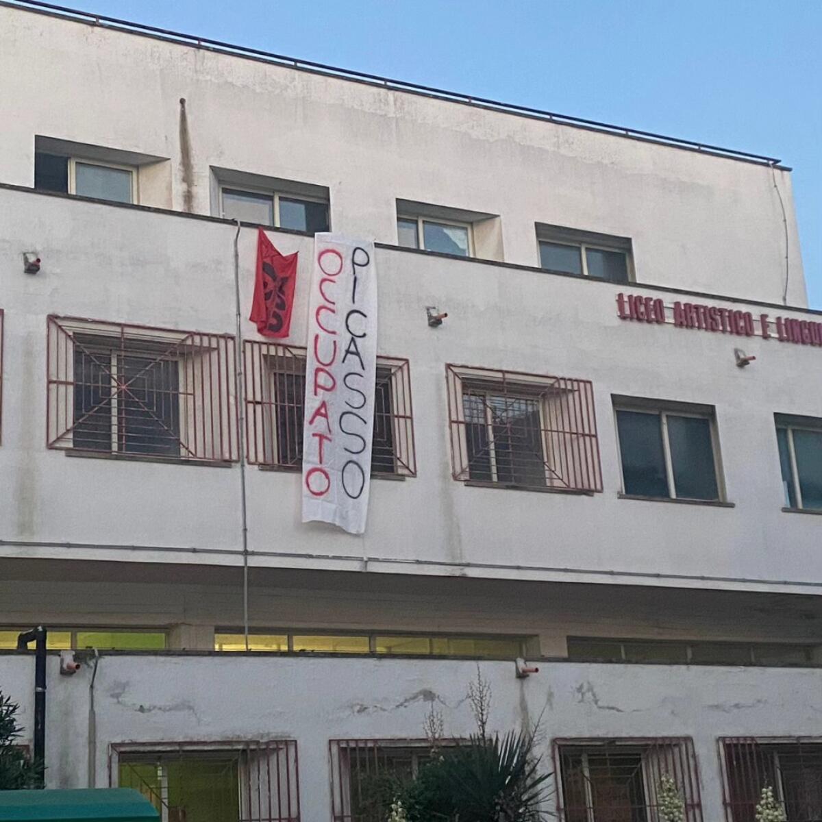 Gli studenti del liceo Picasso di Pomezia occupano l’istituto. "Gravi condizioni strutturali a scuola e solidarietà a Gaza". - 