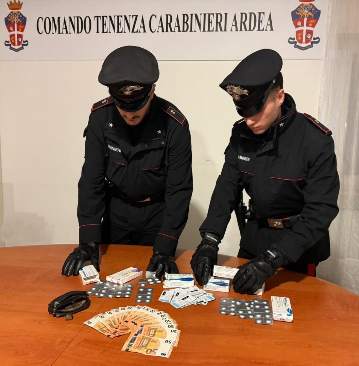 Ardea, farmaci oppioidi e droga nascosti in camera da letto. 43enne in manette. - 