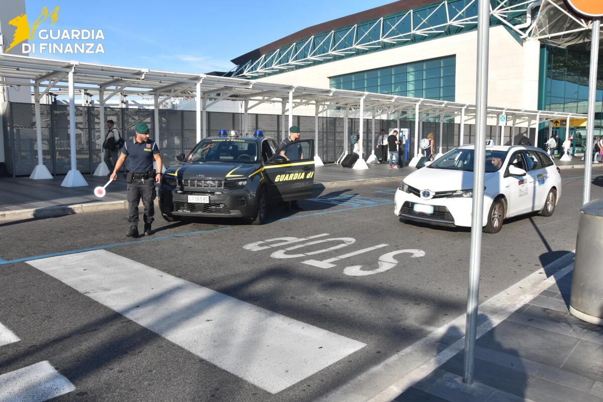 Taxi ed N.C.C. abusivi all’aeroporto di Fiumicino: nel corso dell’estate più di 50 violazioni accertate dalla Finanza. - 