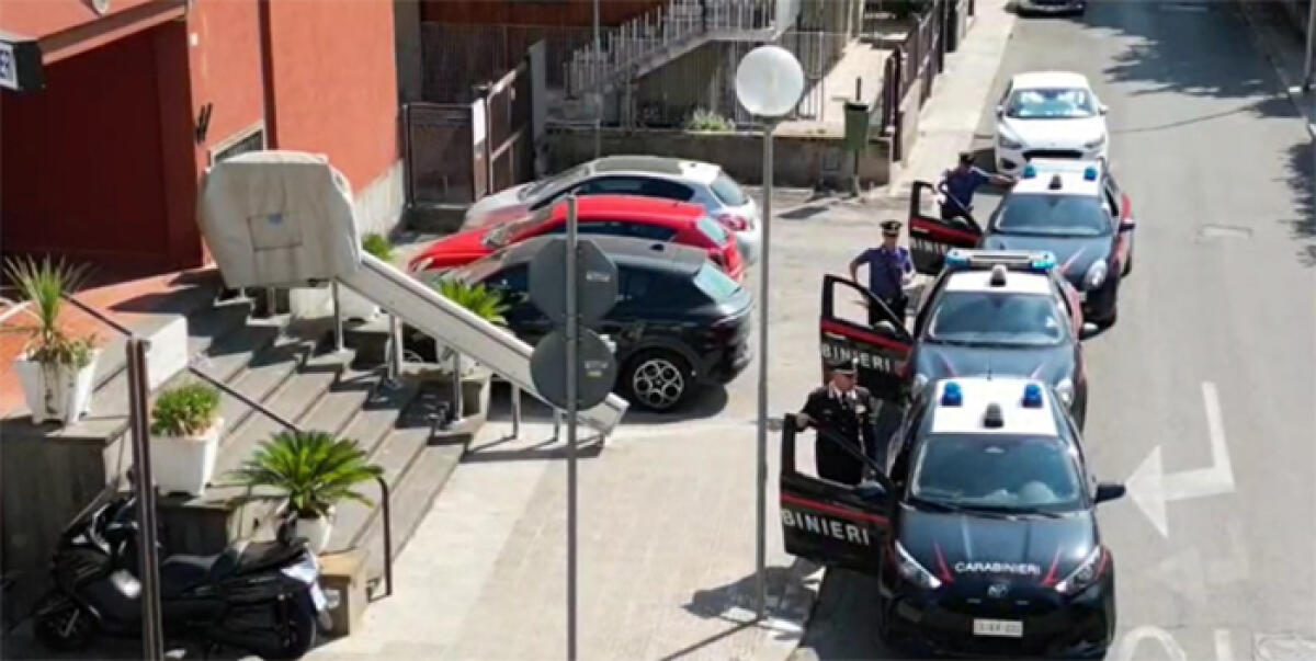 Estradato in Italia il 42enne pontino Massimiliano Del Vecchio, in valigia aveva un Rolex ed un lingotto d'oro. - 