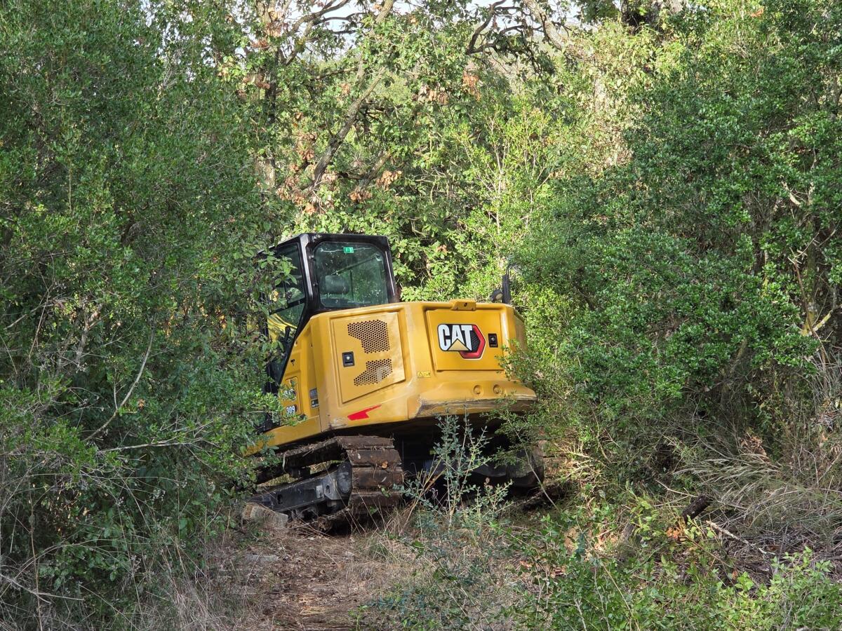 Escavatore rubato trovato nelle campagne di Aprilia - 