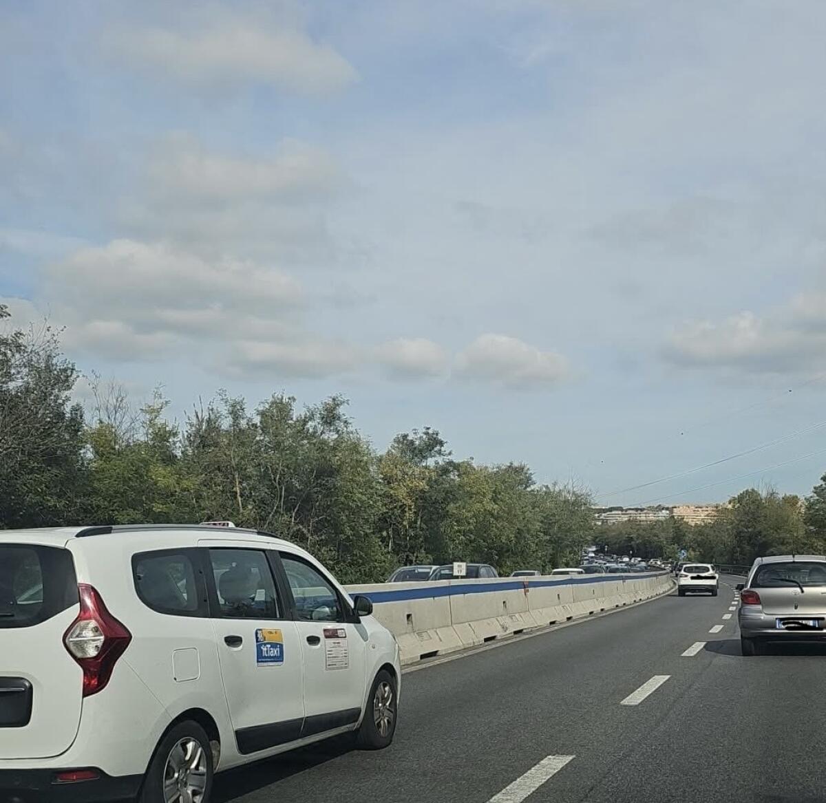 Pontina, abbandona l'auto dopo il mortale e fugge a piedi. Ricercato - 