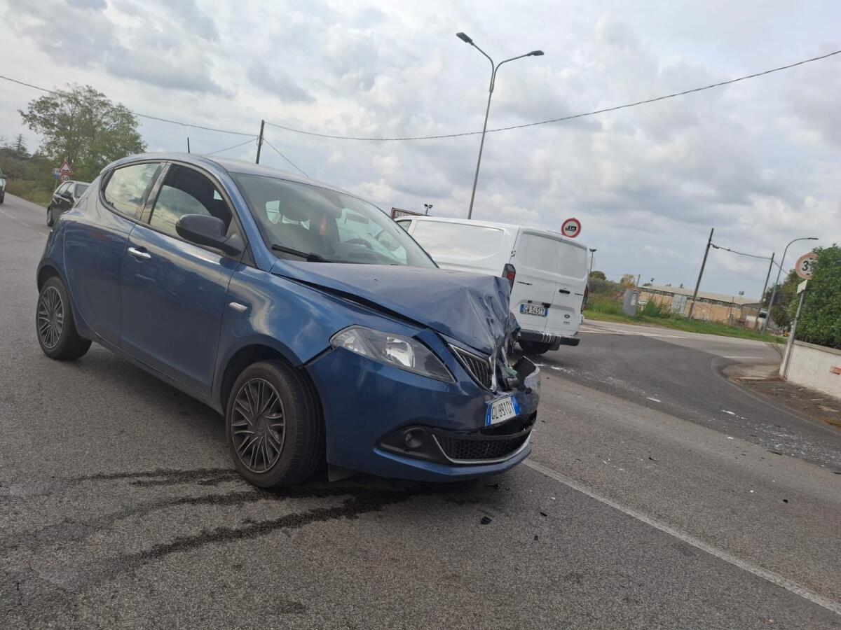 Aprilia - Scontro all’incrocio, code tra via Malcavallo e via Cisternense - 