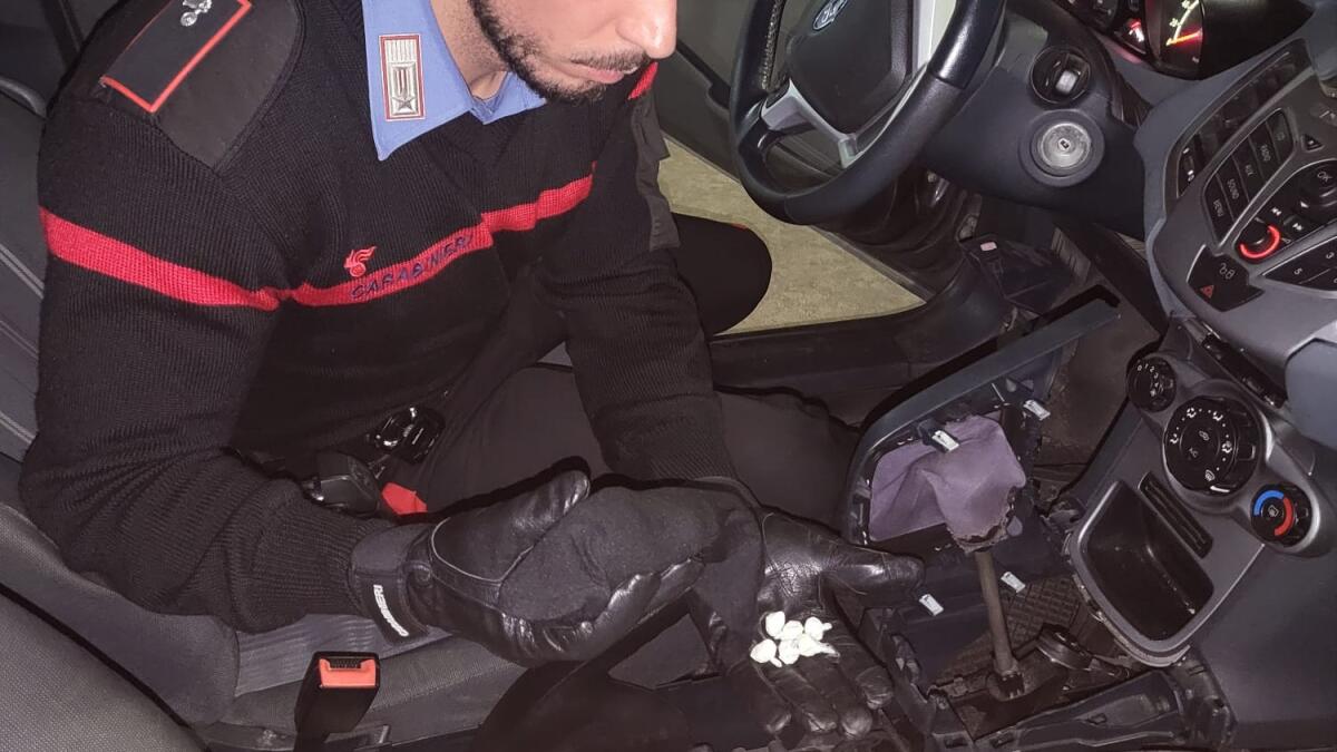 Calzini pieni di cocaina nascosti nel cambio dell'auto, 28enne in arresto a Cecchina - 